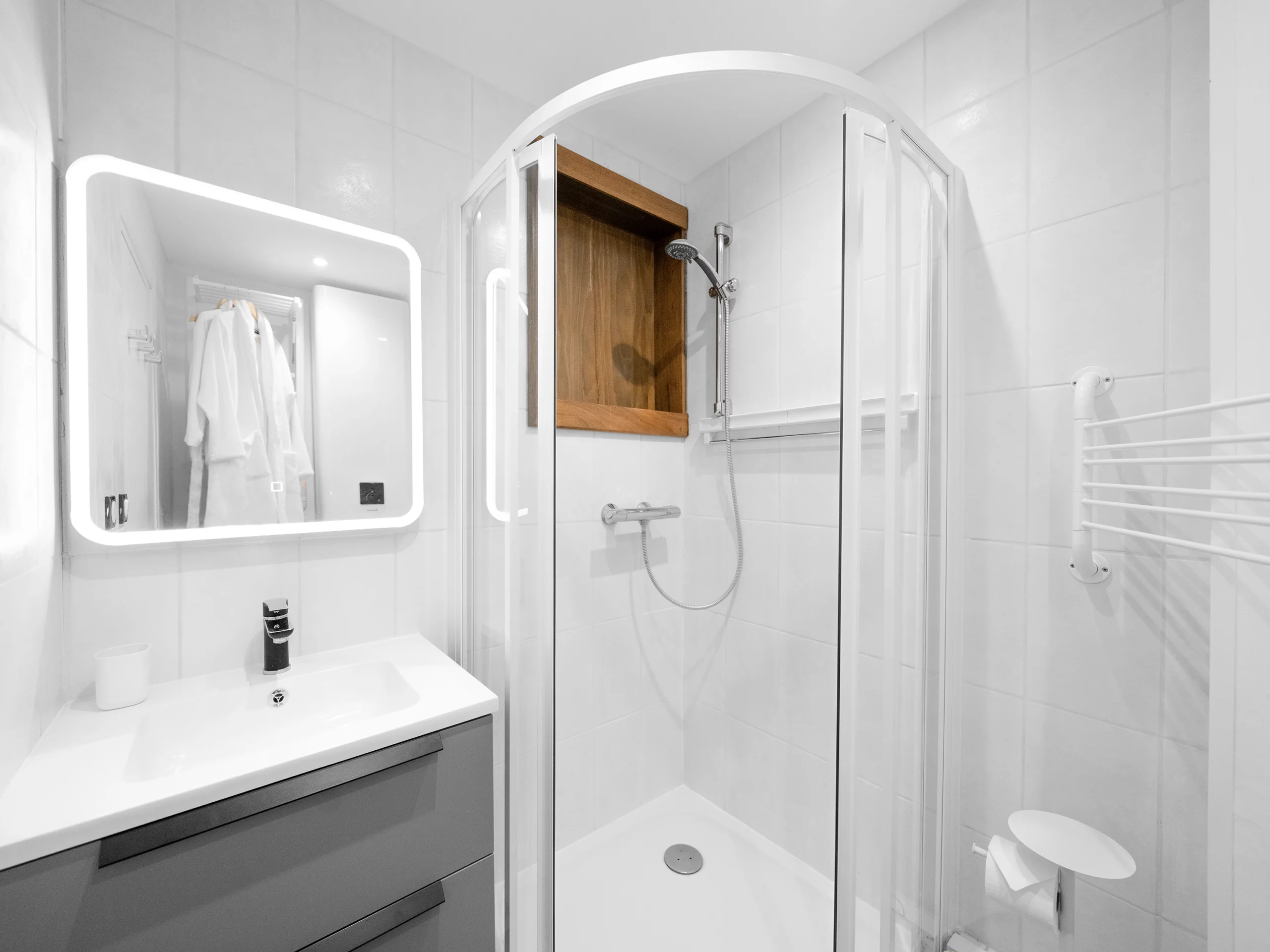 Les-Nids-Astragale-Le-nid-blanc-alpe-d-huez-location-appartement-salle-de-bain